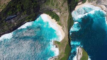 kelinking spiaggia. epico tropicale spiaggia nel bali su nusa Penida, sorprendente naturale paesaggio video