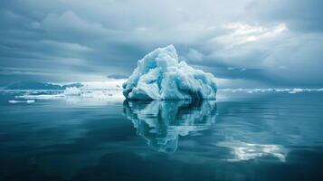 un grande hielo bloquear se sienta en el medio de un cuerpo de agua foto