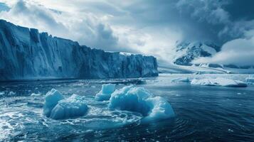 un grande hielo bloquear se sienta en el medio de un cuerpo de agua foto