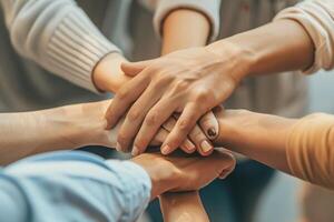 un grupo de personas son participación manos en un circulo foto