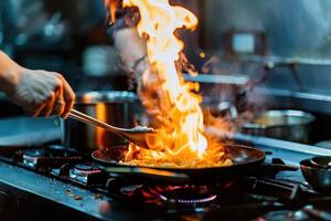 un cocinero es Cocinando comida en un pan con un lote de fuego foto