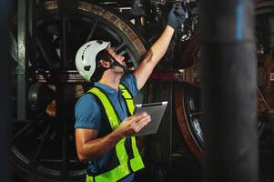 mantenimiento ingeniero trabajando operando máquinas en industria fábrica foto