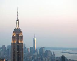 imperio estado edificio y Manhattan paisaje urbano a oscuridad foto