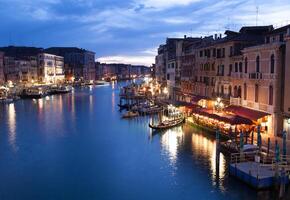 ver desde rialto puente de Venecia por noche. foto