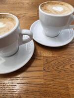 café en blanco tazas. dos blanco tazas con café foto