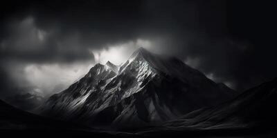 increíble negro y blanco fotografía de hermosa montañas y colinas con oscuro cielo paisaje antecedentes ver escena foto