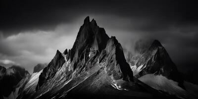 increíble negro y blanco fotografía de hermosa montañas y colinas con oscuro cielo paisaje antecedentes ver escena foto