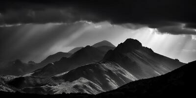 increíble negro y blanco fotografía de hermosa montañas y colinas con oscuro cielo paisaje antecedentes ver escena foto