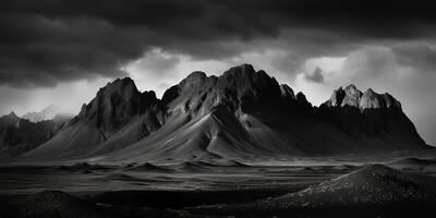 increíble negro y blanco fotografía de hermosa montañas y colinas con oscuro cielo paisaje antecedentes ver escena foto