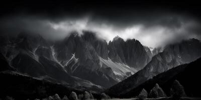 increíble negro y blanco fotografía de hermosa montañas y colinas con oscuro cielo paisaje antecedentes ver escena foto