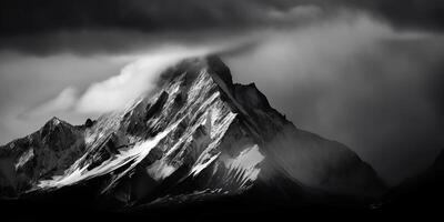 increíble negro y blanco fotografía de hermosa montañas y colinas con oscuro cielo paisaje antecedentes ver escena foto