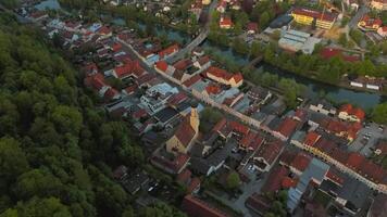 Luftbild der bayerischen Stadt Wolfratshausen und Loisach-Isar-Kanal in Deutschland bei Sonnenuntergang im Sommer. Aerial view of town Wolfratshausen in upper Bavaria and river in Germany. video