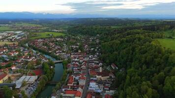 luftbild der bayerischen stadt Wolfratshausen und Loisach-Isar-Kanal im deutschland bei sonnenuntergang Ich bin sommer. Antenne Aussicht von Stadt, Dorf Wolfratshausen im Oberer, höher Bayern und Fluss im Deutschland. video