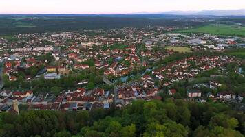 Luftbild der bayerischen Stadt Wolfratshausen und Loisach-Isar-Kanal in Deutschland bei Sonnenuntergang im Sommer. Aerial view of town Wolfratshausen in upper Bavaria and river in Germany. video