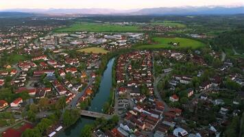 Luftbild der bayerischen Stadt Wolfratshausen und Loisach-Isar-Kanal in Deutschland bei Sonnenuntergang im Sommer. Aerial view of town Wolfratshausen in upper Bavaria and river in Germany. video
