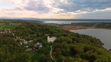 Widdersberger Weiher ist ein Stausee in Widdersberg in Gemeinde Herrsching am Ammersee im bayerischen Landkreis Starnberg in Deutschland Luftbildaufnahme. Aerial view of small reservoir in Bavaria. video