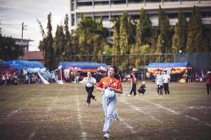 Chiangmai Tailandia noviembre 30 2022 asiático Adolescente estudiantes son haciendo un saco carrera para unidad en chiang mai rajabhat Universidad foto