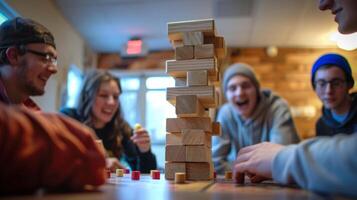 un juego de gigante jenga siendo jugado por estudiantes a un sobrio Hermandad de mujeres y fraternidad juego noche foto