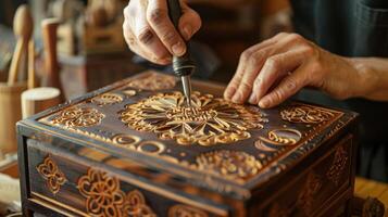 un persona utilizando un madera ardiente herramienta a crear intrincado diseños en un de madera caja. foto