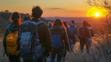 un grupo caminata a un escénico Mancha dónde estudiantes lata reloj el amanecer o puesta de sol juntos y conectar con naturaleza durante su sin alcohol primavera descanso foto