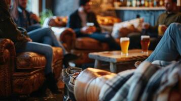 invitados relajarse en sofás y sillas en un acogedor bodegón bebiendo en pintas de no alcohólico cerveza y chateando con amigos foto