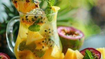 imagen 8 un lanzador de refrescante piña y menta infundido agua servido junto a un variedad de tropical flácido tés tal como pasión Fruta guayaba y hibisco foto