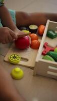 crianças mãos jogando com brinquedos, lento movimento mão video