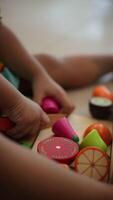 Kinder- Hände spielen mit Spielzeuge, schleppend Bewegung Hand video