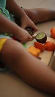 barns händer spelar med leksaker, långsam rörelse hand video