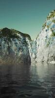 montañas de fiordos con rocas en noruega video