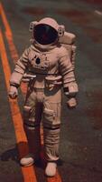 astronauta en un espacio traje es en pie solo en medio de el ciudad video