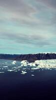 schöne luftaufnahme des massiven gletschers in island und seiner lagune video