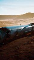 avión aplastado abandonado en el desierto video