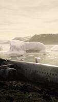 Altes kaputtes Flugzeug am Strand von Island video