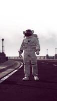 astronaute marche au milieu d'une route video