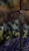 famosa espada excalibur do rei arthur na rocha video