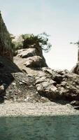 Küstenblick auf einen Sandstrand mit Klippen video