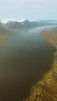 reflexo do fiorde da noruega em águas claras video