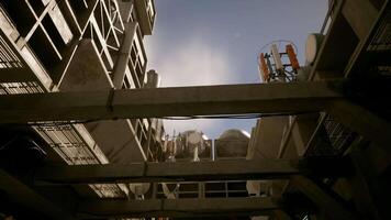 un único perspectiva de un del edificio hormigón techo, capturado desde abajo video