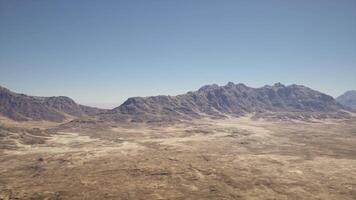 a aéreo Visão do uma montanha alcance dentro a deserto video