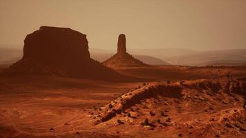 aéreo ver de un majestuoso rock formación en pie alto en el medio de un Desierto video