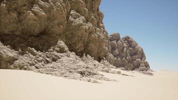 en stor sten bildning i de mitten av en öken- video