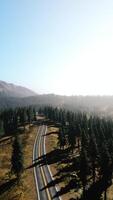 col de montagne avec des routes venteuses video