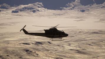 uma helicóptero vôo através a céu sobre uma montanha alcance video