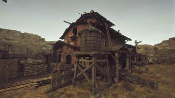 un abandonado de madera edificio en un rural paisaje video
