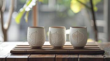 un conjunto de vasos presentando Tallado a mano patrones inspirado por el intrincado s de un hoja agregando un toque de terrenal a cada pedazo. foto