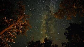 el lechoso camino estiramientos a través de el noche cielo exhibiendo sus incontable estrellas y vibrante colores foto