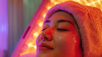 dejar el infrarrojo saunas amable calor promover desintoxicación mientras un nutritiva cara máscara profundamente revitaliza el tez. foto