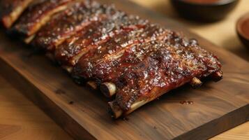 aplacar tu parilla antojos con estos oferta y ahumado costillas cocido bajo y lento terminado un abierto fuego. el caramelizado bordes y jugoso carne son el Perfecto combinación haciendo foto