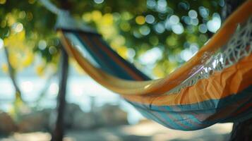 un vacío hamaca balanceo en el brisa como un hombre toma un siesta desenchufado desde el digital demandas de todos los días vida foto